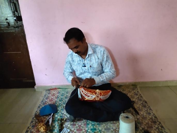 A turban made by the artisan of Pimpalgaon | पिंपळगावच्या कारागिराने बनविली पगडी A turban made by the artisan of Pimpalgaon | पिंपळगावच्या कारागिराने बनविली पगडी