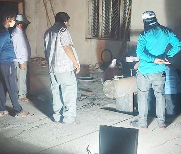 For the first time since the burning of the dead in the Killari earthquake, the epidemic has put pressure on the electric right | किल्लारी भूकंपातील मृतांच्या दहनानंतर प्रथमच महामारीत विद्युत दाहिनीवर ताण For the first time since the burning of the dead in the Killari earthquake, the epidemic has put pressure on the electric right | किल्लारी भूकंपातील मृतांच्या दहनानंतर प्रथमच महामारीत विद्युत दाहिनीवर ताण