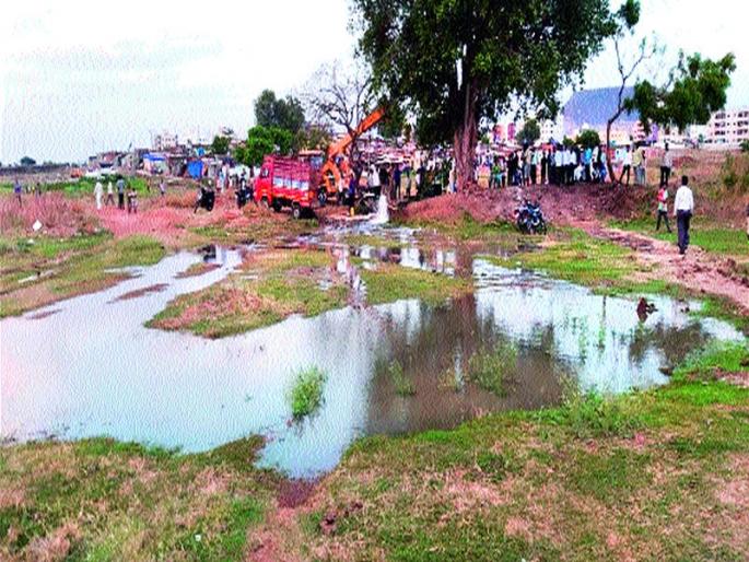Motorcyclist who was stolen from the well | विहिरीतून निघाल्या चोरीस गेलेल्या मोटारसायकली Motorcyclist who was stolen from the well | विहिरीतून निघाल्या चोरीस गेलेल्या मोटारसायकली