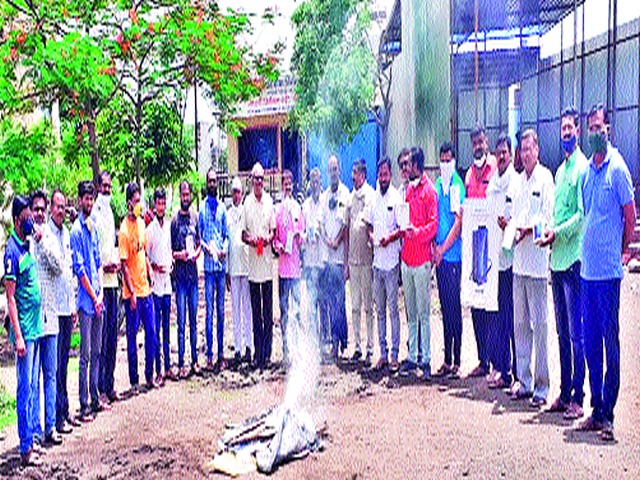 Holi of Chinese literature at Nampur; Tribute to the martyred soldiers | नामपूरला चिनी साहित्याची होळी; शहीद जवानांना वाहिली श्रद्धांजली