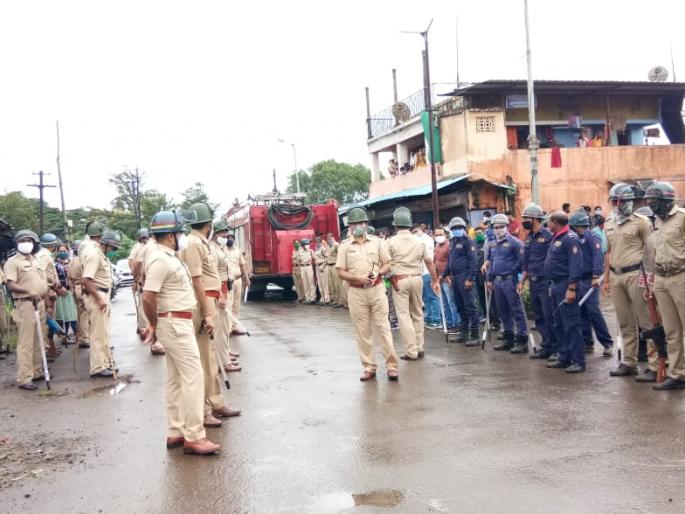 Colorful police training and safe distance fuss | पोलिसांची रंगीत तालीम अन् सुरक्षित अंतराचा फज्जा Colorful police training and safe distance fuss | पोलिसांची रंगीत तालीम अन् सुरक्षित अंतराचा फज्जा