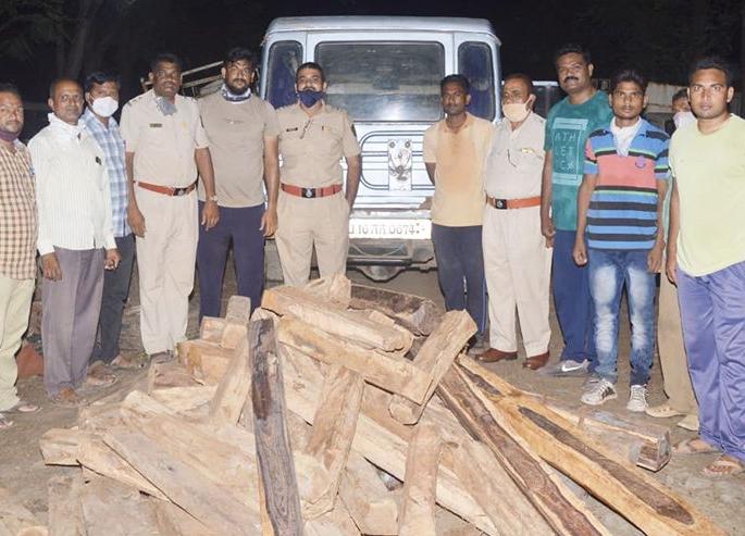 Four lakh worth of goods confiscated along with wood | लाकूडसह चार लाखाचा मुद्देमाल जप्त