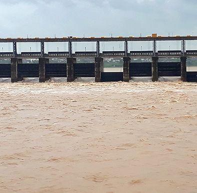 Obstruction of farmers for water permit | पाणी परवानगीसाठी शेतकऱ्यांची अडवणूक