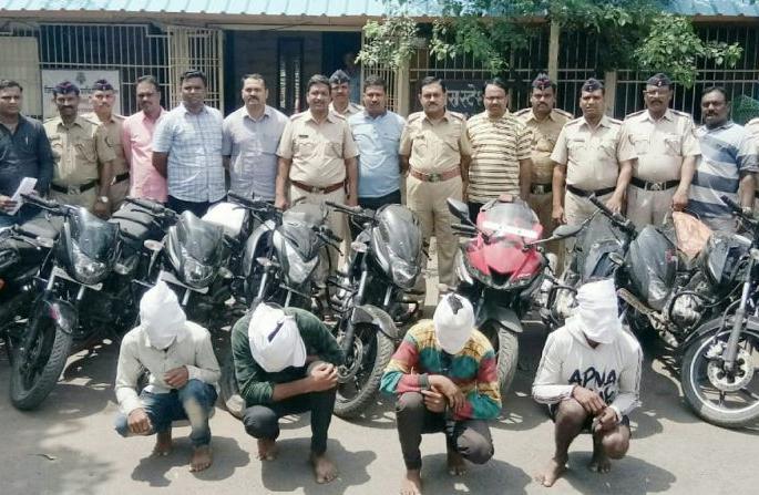 Chasing Cinecastle, Navapura police arrested the two thieves | सिनेस्टाईल पाठलाग करून नवापुर पोलिसांनी दुचाकी चोरांना केली अटक Chasing Cinecastle, Navapura police arrested the two thieves | सिनेस्टाईल पाठलाग करून नवापुर पोलिसांनी दुचाकी चोरांना केली अटक