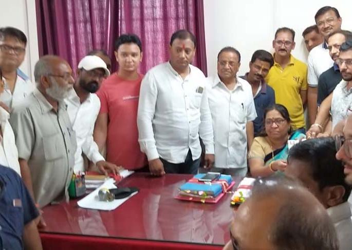 Closing of the bullion traders in Shahada | शहाद्यात सराफा व्यावसायिकांचा बंद Closing of the bullion traders in Shahada | शहाद्यात सराफा व्यावसायिकांचा बंद