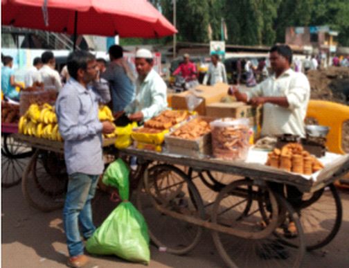 The fuss of socialdistancing in the martyrdom market | शहाद्यातील बाजारपेठेत सोशलडिस्टन्सिंगचा फज्जा