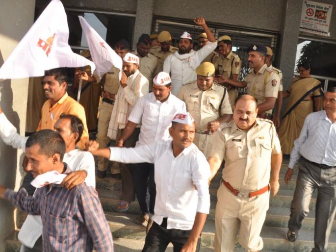 Critical agitation for demands by strikes | प्रहारतर्फे मागण्यांसाठी ठिय्या आंदोलन Critical agitation for demands by strikes | प्रहारतर्फे मागण्यांसाठी ठिय्या आंदोलन