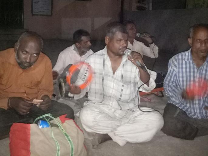 In the Sarangkheda, the coroner's horror faded away from the singing of Divyang brothers | सारंगखेड्यात दिव्यांग बंधूंच्या गायनातून कोरोनाची भिती झाली दूर In the Sarangkheda, the coroner's horror faded away from the singing of Divyang brothers | सारंगखेड्यात दिव्यांग बंधूंच्या गायनातून कोरोनाची भिती झाली दूर