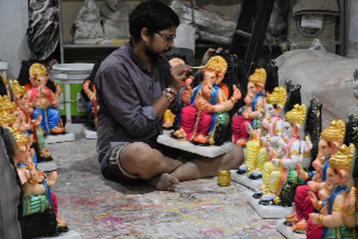 Don't rush to buy idols | मूर्ती खरेदीसाठी गर्दी करू नका