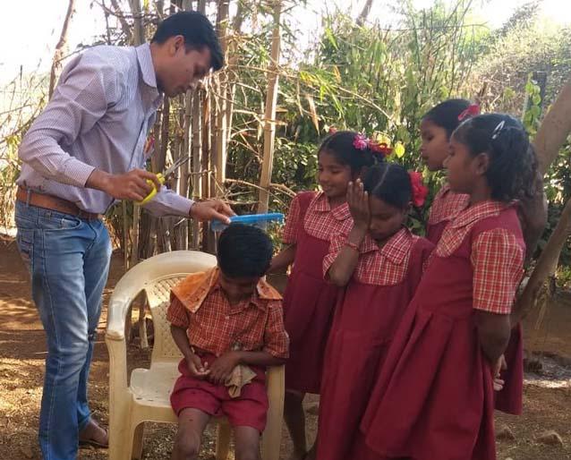 The teacher also fights for the cleanliness of the students | विद्यार्थ्यांच्या स्वच्छतेसाठी शिक्षकाची अशीही धडपड