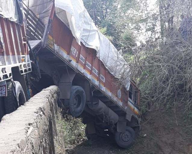 Accident near Pechridev collided with a truck on the bridge | पुलाच्या कठडय़ावर ट्रक आदळून पेचरीदेवजवळ अपघात Accident near Pechridev collided with a truck on the bridge | पुलाच्या कठडय़ावर ट्रक आदळून पेचरीदेवजवळ अपघात