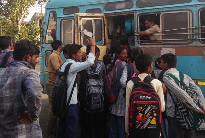 Take a half-an hour bus stop at Sarangkheda | सारंगखेडा थांब्यावर बसचा दीड तास खोंळबा Take a half-an hour bus stop at Sarangkheda | सारंगखेडा थांब्यावर बसचा दीड तास खोंळबा