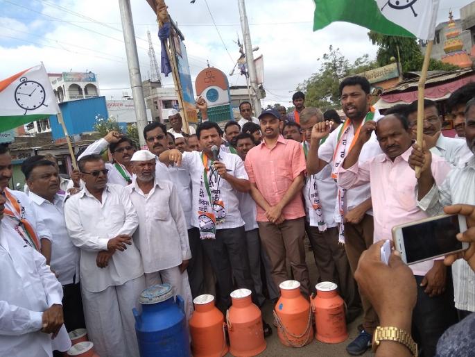 Free milk allocation of NCP found in Shevgaon | राष्ट्रवादीने शेवगावात वाटले मोफत दूध वाटप Free milk allocation of NCP found in Shevgaon | राष्ट्रवादीने शेवगावात वाटले मोफत दूध वाटप