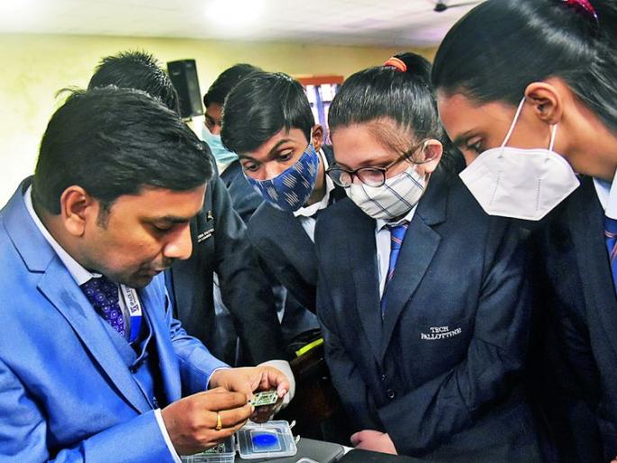 Child scientists build satellites for world record | जागतिक रेकॉर्डसाठी बालवैज्ञानिकांनी केली उपग्रहांची निर्मिती Child scientists build satellites for world record | जागतिक रेकॉर्डसाठी बालवैज्ञानिकांनी केली उपग्रहांची निर्मिती