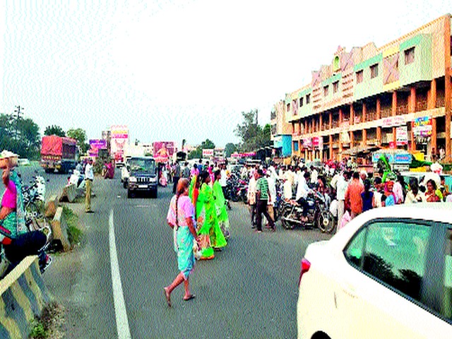 Traffic congestion due to the market for weeks | आठवडे बाजारामुळे वाहतूक कोंडी Traffic congestion due to the market for weeks | आठवडे बाजारामुळे वाहतूक कोंडी