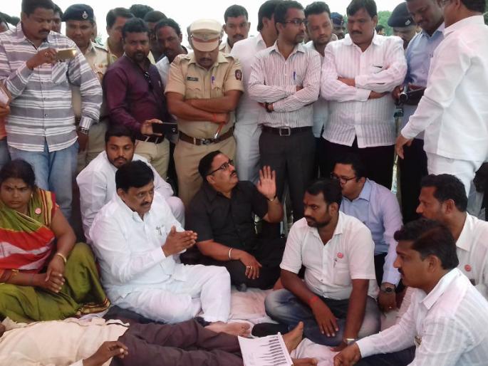 Subhash Deshmukh's assurance will not take one-off decision in sugarcane price; factories will hold meeting in two days | ऊस दराबाबतीत एकतर्फी निर्णय घेणार नाही, सुभाष देशमुख यांचे आश्वासन, कारखानदारांची दोन दिवसांत बैठक घेणार Subhash Deshmukh's assurance will not take one-off decision in sugarcane price; factories will hold meeting in two days | ऊस दराबाबतीत एकतर्फी निर्णय घेणार नाही, सुभाष देशमुख यांचे आश्वासन, कारखानदारांची दोन दिवसांत बैठक घेणार