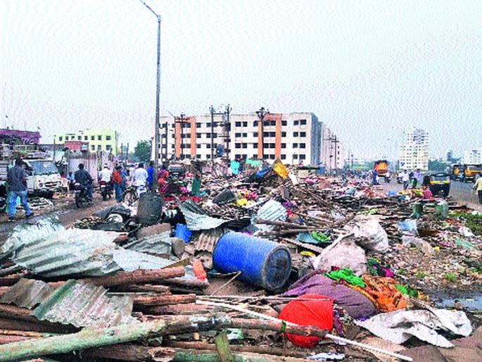 After fifteen years, the Mokalazoppatti Bhuissapat on the Shabsar-Bugti route: Anti-encroachment campaign of the municipality | पंधरा वर्षांनंतर शंभरफुटी मार्ग मोकळाझोपडपट्टी भुईसपाट : महापालिकेची अतिक्रमणविरोधी मोहीम