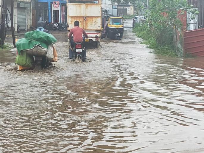 Heavy rain fell in the city area for half an hour! | शहर परिसरात अर्धा तास कोसळला मुसळधार पाऊस ! Heavy rain fell in the city area for half an hour! | शहर परिसरात अर्धा तास कोसळला मुसळधार पाऊस !