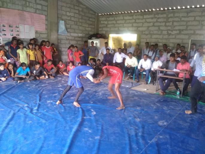 The girls wrestled with the wreckage | करंजाळीत मुलींनी गाजवले कुस्ती मैदान The girls wrestled with the wreckage | करंजाळीत मुलींनी गाजवले कुस्ती मैदान