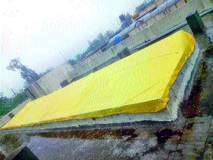 Temporary bandage on the leakage of peth gram | पेठ ग्रामीण रु ग्णालयाच्या गळतीवर तात्पुरती मलमपट्टी Temporary bandage on the leakage of peth gram | पेठ ग्रामीण रु ग्णालयाच्या गळतीवर तात्पुरती मलमपट्टी