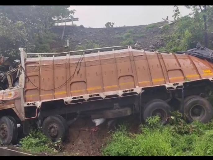 The third accident on the same turn in Savalghat | सावळघाटात एकाच वळणावर तिसरा अपघात The third accident on the same turn in Savalghat | सावळघाटात एकाच वळणावर तिसरा अपघात