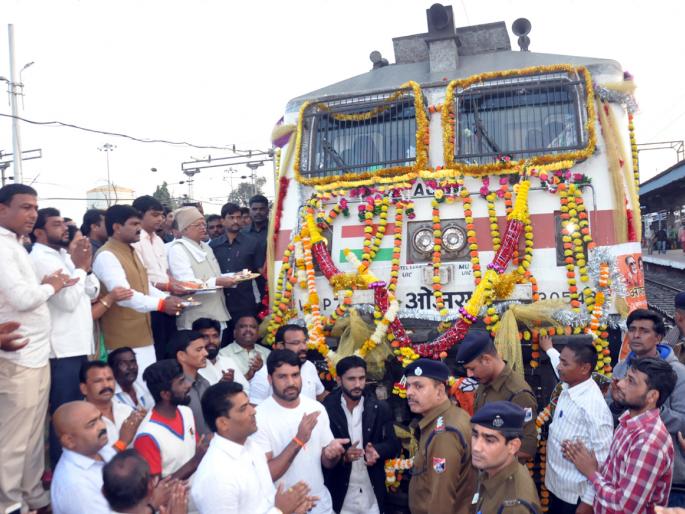 Welcome to the capital city of the capital | राजधानी एक्स्प्रेसचे जल्लोषात स्वागत Welcome to the capital city of the capital | राजधानी एक्स्प्रेसचे जल्लोषात स्वागत