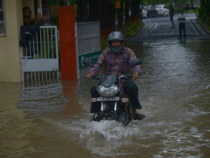 Water from house to house in Kachipura settlement in Nagpur due to cement road obstructing water drainage | नागपुरातील काचीपुरा वस्तीत घरोघरी पाणी सिमेंट रोडमुळे पाण्याचा निचरा होण्यात अडथळे Water from house to house in Kachipura settlement in Nagpur due to cement road obstructing water drainage | नागपुरातील काचीपुरा वस्तीत घरोघरी पाणी सिमेंट रोडमुळे पाण्याचा निचरा होण्यात अडथळे