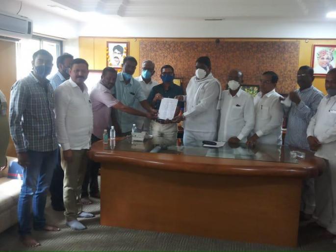 Farmers rallied due to power outage ... | विजेच्या लपंडावामुळे शेतकरी एकवटले... Farmers rallied due to power outage ... | विजेच्या लपंडावामुळे शेतकरी एकवटले...