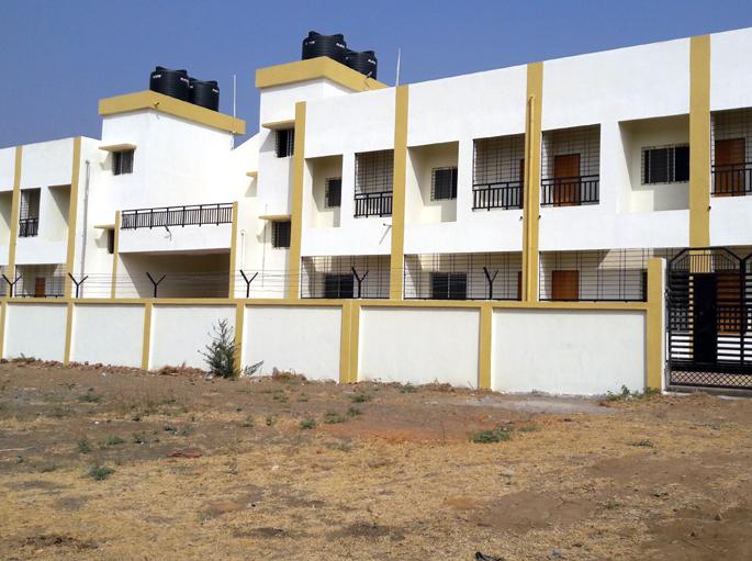 Parbhani: The building of billions of rupees was made of ornamental architecture | परभणी:कोट्यावधींची इमारत बनली शोभेची वास्तू Parbhani: The building of billions of rupees was made of ornamental architecture | परभणी:कोट्यावधींची इमारत बनली शोभेची वास्तू