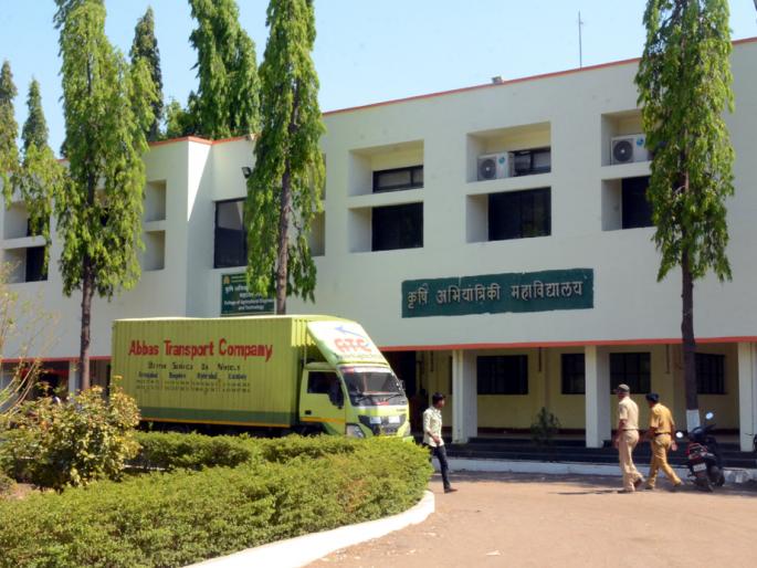 Parbhani: Voting Machines from 18 containers with GPS system arrived at night in Strang Room | परभणी : जीपीएस यंत्रणा असलेल्या १८ कंटेनरमधून मतदान यंत्रे रात्रीतून पोहचले स्ट्राँग रुममध्ये Parbhani: Voting Machines from 18 containers with GPS system arrived at night in Strang Room | परभणी : जीपीएस यंत्रणा असलेल्या १८ कंटेनरमधून मतदान यंत्रे रात्रीतून पोहचले स्ट्राँग रुममध्ये
