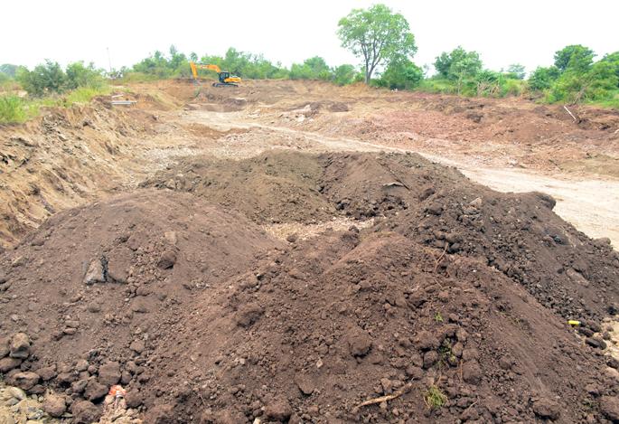 Parbhani: The use of government acne for the road | परभणी : शासकीय मुरुमाचा सर्रास रस्त्यासाठी वापर