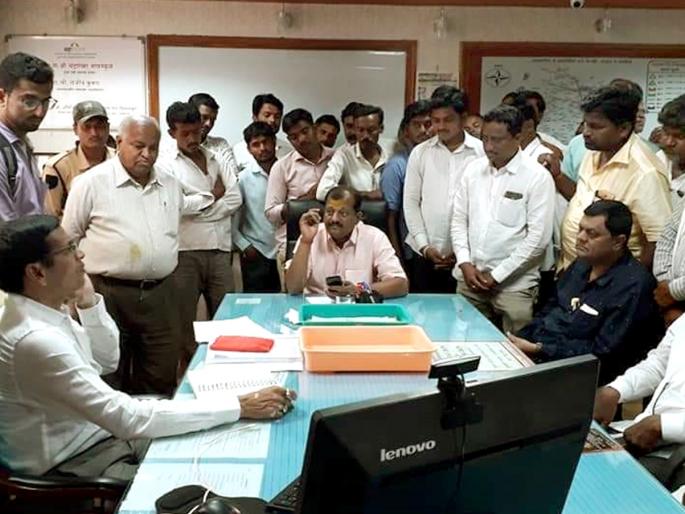 Parbhani: Vision of the electricity questionnaire | परभणी : वीजप्रश्नी शिवसेनेचा घेराव Parbhani: Vision of the electricity questionnaire | परभणी : वीजप्रश्नी शिवसेनेचा घेराव