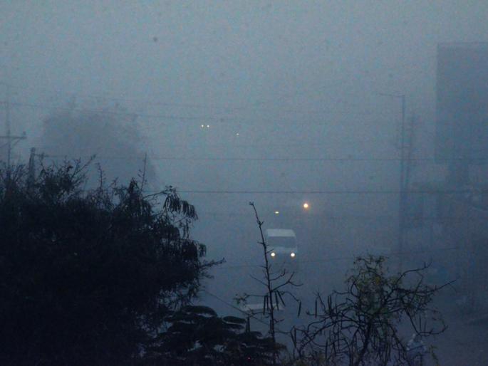 Parbhani: Parbhani roads in dense fog disappeared | परभणी : दाट धुक्यांत परभणीतील रस्ते झाले गायब Parbhani: Parbhani roads in dense fog disappeared | परभणी : दाट धुक्यांत परभणीतील रस्ते झाले गायब
