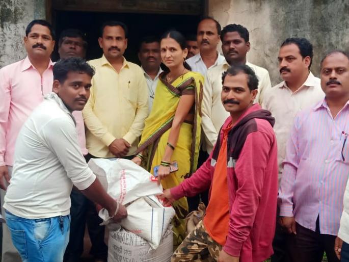 Distribution of wheat, rice and kerosene to flooded 18,923 families | पूरबाधित 18 हजार 923 कुटुंबाना गहू, तांदूळ व केरोसिनचे वितरण Distribution of wheat, rice and kerosene to flooded 18,923 families | पूरबाधित 18 हजार 923 कुटुंबाना गहू, तांदूळ व केरोसिनचे वितरण