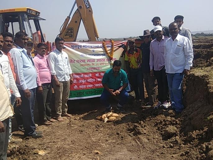 Start the removal of the black gold plate and the mud on the nail | माळरानावर काळ्या सोन्याचा थर, नेरमधील गाळ काढणे सुरू Start the removal of the black gold plate and the mud on the nail | माळरानावर काळ्या सोन्याचा थर, नेरमधील गाळ काढणे सुरू