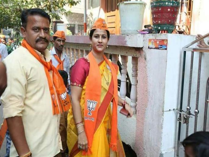 Carnival in Sarve village due to the victory of the girl of Khandesh | खान्देश कन्येच्या सुरतमधील विजयामुळे सार्वे गावात आनंदोत्सव Carnival in Sarve village due to the victory of the girl of Khandesh | खान्देश कन्येच्या सुरतमधील विजयामुळे सार्वे गावात आनंदोत्सव