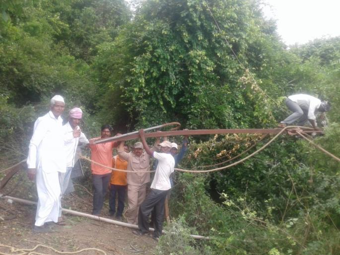 MSEDCL has lost eight lakh rupees due to wind turbine-some parts of the Himmatpur area still in the dark | वादळी पावसाने महावितरणचे आठ लाखांचे नुकसान -रहिमतपूर परिसर अंधारात MSEDCL has lost eight lakh rupees due to wind turbine-some parts of the Himmatpur area still in the dark | वादळी पावसाने महावितरणचे आठ लाखांचे नुकसान -रहिमतपूर परिसर अंधारात