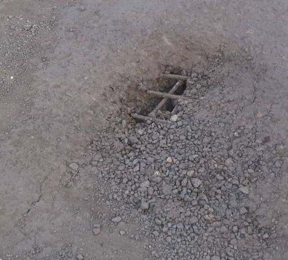 Accident due to life-threatening pits on Pagur to Waghur Riverpool | पहूरला वाघूर नदीपुलावरील जीवघेण्या खड्ड्यांमुळे अपघात