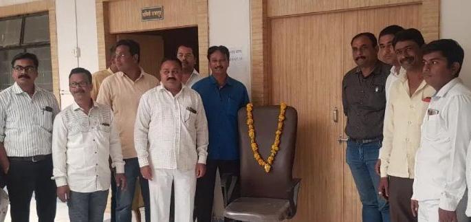 Unique agitation of the citizens of Chalisgaon, defeating the chair of the chief | मुख्याधिकाऱ्यांच्या खुर्चीला हार घालत चाळीसगावला नागरिकांचे अनोखे आंदोलन