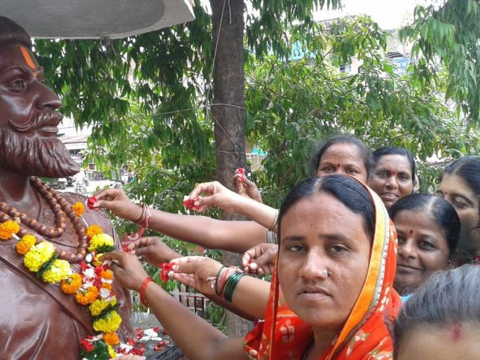 Asha expresses happiness by honoring each other with pride | एकमेकींना पेढे भरवून आशांनी व्यक्त केला मानधनवाढीचा आनंद Asha expresses happiness by honoring each other with pride | एकमेकींना पेढे भरवून आशांनी व्यक्त केला मानधनवाढीचा आनंद