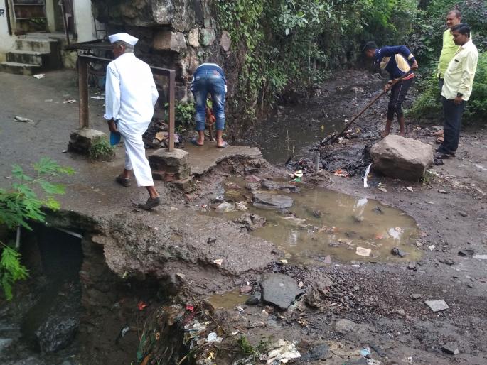 Cleaning by drainage municipality near the tunnel | पारोळ््यात बोगद्याजवळील नाल्याची पालिकेने केली साफसफाई Cleaning by drainage municipality near the tunnel | पारोळ््यात बोगद्याजवळील नाल्याची पालिकेने केली साफसफाई
