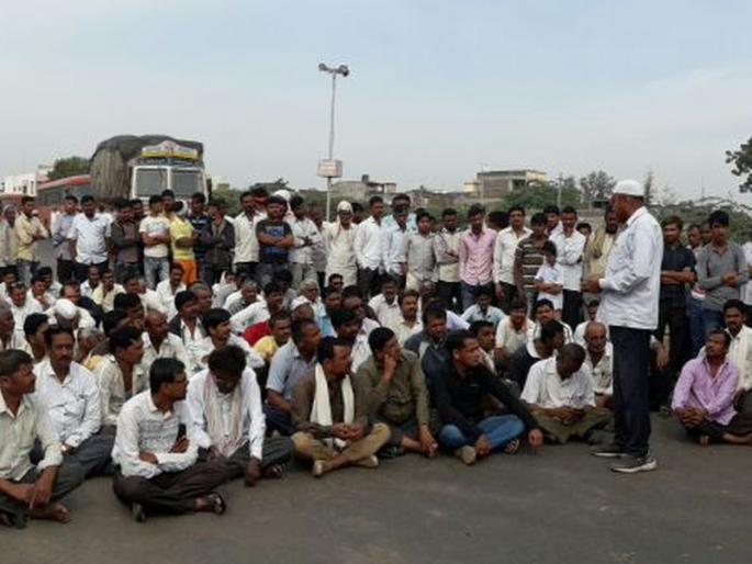 angree farmers rasta roko at adawad | अडावद येथे संतप्त शेतक:यांचा रास्ता रोको, वाहतूक ठप्प angree farmers rasta roko at adawad | अडावद येथे संतप्त शेतक:यांचा रास्ता रोको, वाहतूक ठप्प