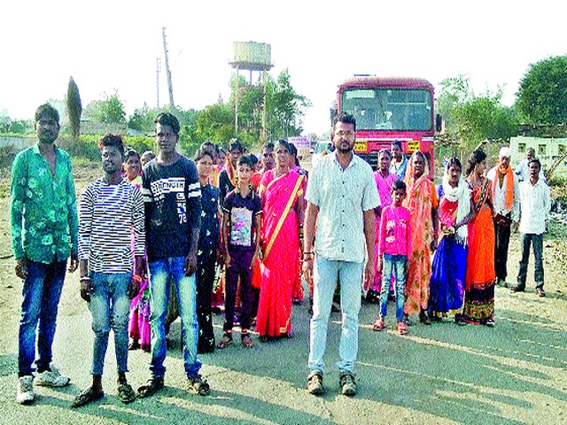 Stop the road at Pimpalgaon | पिंपळगाव येथे रास्ता रोको Stop the road at Pimpalgaon | पिंपळगाव येथे रास्ता रोको