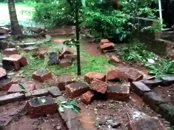 Lakhs of rupees lost due to five boats drowning in Harare harbor | हर्णे बंदरात पाच बोटी बुडून लाखो रुपयांची हानी