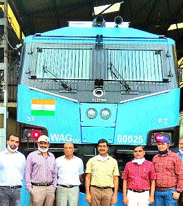 The powerful locomotive of the railway entered the Bhusawal section | रेल्वेचे शक्तिशाली इंजिन भुसावळ विभागात दाखल