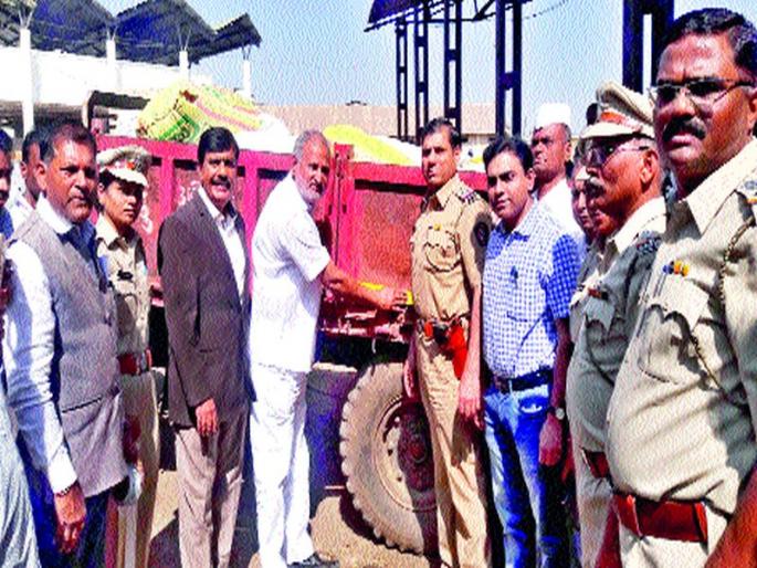 Vehicle Safety: Action to take action against the defaulters in the Sinnar market committee, demanding to avoid the accident, now the reflector | वाहन सुरक्षा : सिन्नर बाजार समितीत उपक्रम, हलगर्जीपणा करणाºयांंवर कारवाईची मागणी अपघात टाळण्यासाठी आता रिफ्लेक्टर Vehicle Safety: Action to take action against the defaulters in the Sinnar market committee, demanding to avoid the accident, now the reflector | वाहन सुरक्षा : सिन्नर बाजार समितीत उपक्रम, हलगर्जीपणा करणाºयांंवर कारवाईची मागणी अपघात टाळण्यासाठी आता रिफ्लेक्टर