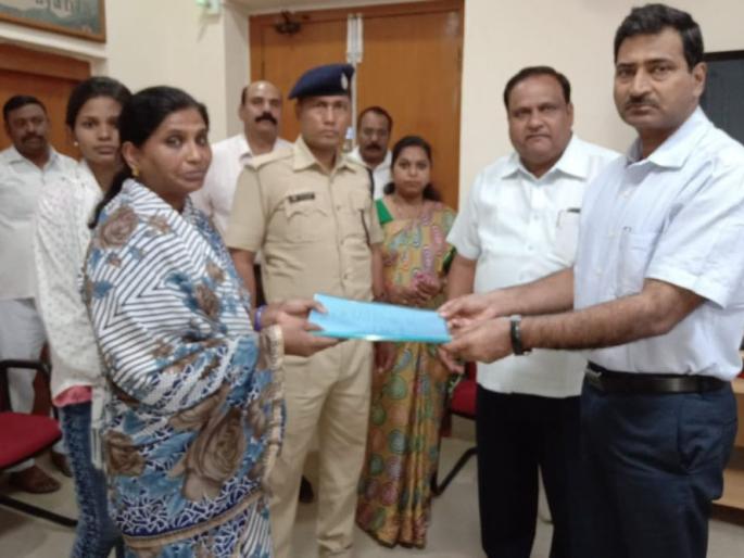 Immediate help from RPF employee's wife railway | मयत आरपीएफ कर्मचाऱ्याच्या पत्नीस रेल्वेतर्फे तत्काळ मदत Immediate help from RPF employee's wife railway | मयत आरपीएफ कर्मचाऱ्याच्या पत्नीस रेल्वेतर्फे तत्काळ मदत