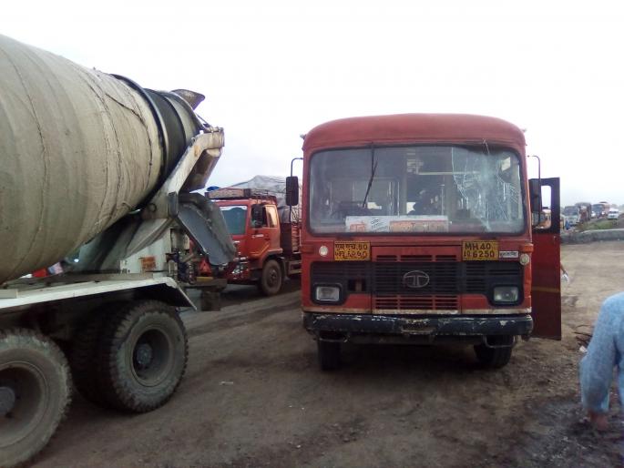 Bus collision at Sakegaon in Bhusawal taluka | भुसावळ तालुक्यातील साकेगाव येथे महामार्गाच्या वाहनाची बसला धडक Bus collision at Sakegaon in Bhusawal taluka | भुसावळ तालुक्यातील साकेगाव येथे महामार्गाच्या वाहनाची बसला धडक