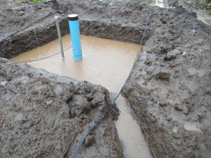 Wadgaon farmer operates a borewell recharge program at his own expense | वडगावच्या शेतकऱ्याने स्वखर्चाने राबवला बोअरवेल पुनर्भरण उपक्रम Wadgaon farmer operates a borewell recharge program at his own expense | वडगावच्या शेतकऱ्याने स्वखर्चाने राबवला बोअरवेल पुनर्भरण उपक्रम