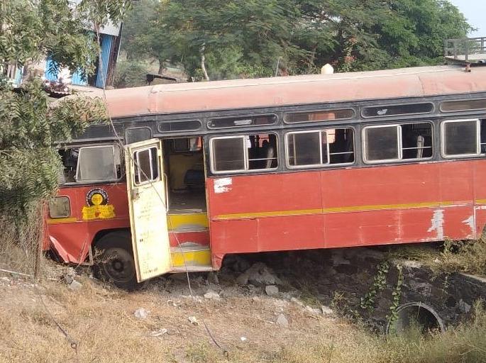 Overtake at Dhangaon overtake bus accident | धरणगाव येथे ट्रकने ओव्हरटेक केल्याने बसचा अपघात